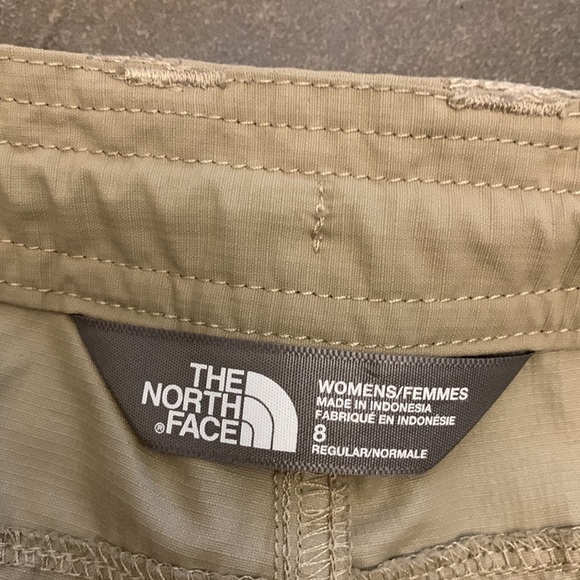 Nearly new NORTH FACE adventure pants 8 convertible - Picture 10 of 11